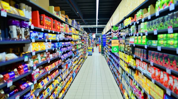 Varşova, Polonya. 15 Haziran 2022. Süpermarket koridoru rafları dolduran ürünlerle dolu. Carrefour süpermarketi.