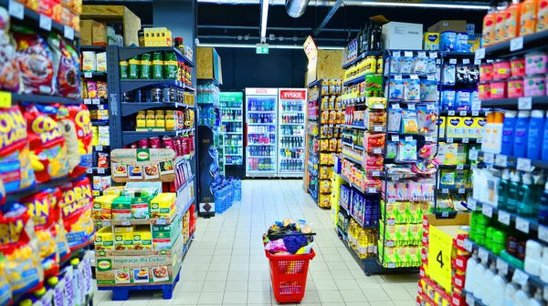 ポーランドのワルシャワ 2022年6月15日 スーパーマーケットの通路に食料品でいっぱいカート 介護スーパーマーケット — ストック写真