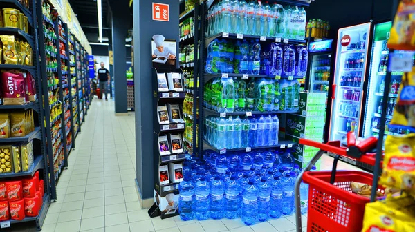 바르샤바 폴란드 2022 식품으로 슈퍼마켓 복도에 Carrefour 슈퍼마켓 — 스톡 사진
