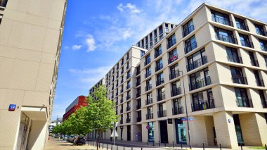 Varşova, Polonya. 18 Haziran 2022. Browary Warszawskie herkes için güzel ve dost canlısı bir yerdir. Burada konut binaları, ofis binaları ve şehir meydanları var. Şehrin yeni sembolü..