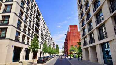 Varşova, Polonya. 18 Haziran 2022. Browary Warszawskie herkes için güzel ve dost canlısı bir yerdir. Burada konut binaları, ofis binaları ve şehir meydanları var. Şehrin yeni sembolü..