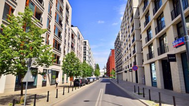 Varşova, Polonya. 18 Haziran 2022. Browary Warszawskie herkes için güzel ve dost canlısı bir yerdir. Burada konut binaları, ofis binaları ve şehir meydanları var. Şehrin yeni sembolü..