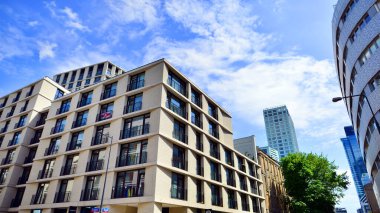 Varşova, Polonya. 18 Haziran 2022. Browary Warszawskie herkes için güzel ve dost canlısı bir yerdir. Burada konut binaları, ofis binaları ve şehir meydanları var. Şehrin yeni sembolü..