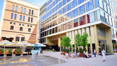 Varşova, Polonya. 18 Haziran 2022. Browary Warszawskie herkes için güzel ve dost canlısı bir yerdir. Burada konut binaları, ofis binaları ve şehir meydanları var. Şehrin yeni sembolü..