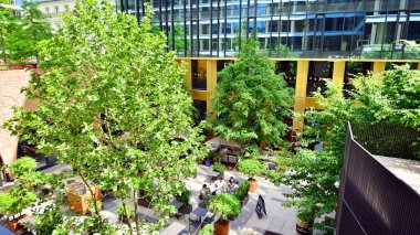 Varşova, Polonya. 18 Haziran 2022. Browary Warszawskie herkes için güzel ve dost canlısı bir yerdir. Burada konut binaları, ofis binaları ve şehir meydanları var. Şehrin yeni sembolü..