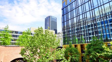 Varşova, Polonya. 18 Haziran 2022. Browary Warszawskie herkes için güzel ve dost canlısı bir yerdir. Burada konut binaları, ofis binaları ve şehir meydanları var. Şehrin yeni sembolü..