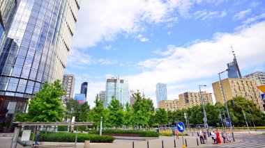 Varşova, Polonya. 18 Haziran 2022. Browary Warszawskie herkes için güzel ve dost canlısı bir yerdir. Burada konut binaları, ofis binaları ve şehir meydanları var. Şehrin yeni sembolü..