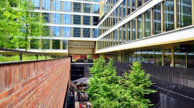 Varşova, Polonya. 18 Haziran 2022. Browary Warszawskie herkes için güzel ve dost canlısı bir yerdir. Burada konut binaları, ofis binaları ve şehir meydanları var. Şehrin yeni sembolü..