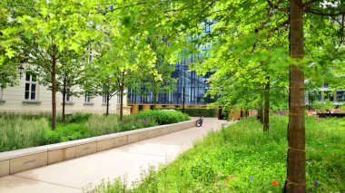 Varşova, Polonya. 18 Haziran 2022. Browary Warszawskie herkes için güzel ve dost canlısı bir yerdir. Burada konut binaları, ofis binaları ve şehir meydanları var. Şehrin yeni sembolü..