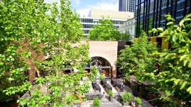 Varşova, Polonya. 18 Haziran 2022. Browary Warszawskie herkes için güzel ve dost canlısı bir yerdir. Burada konut binaları, ofis binaları ve şehir meydanları var. Şehrin yeni sembolü..