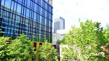 Varşova, Polonya. 18 Haziran 2022. Browary Warszawskie herkes için güzel ve dost canlısı bir yerdir. Burada konut binaları, ofis binaları ve şehir meydanları var. Şehrin yeni sembolü..