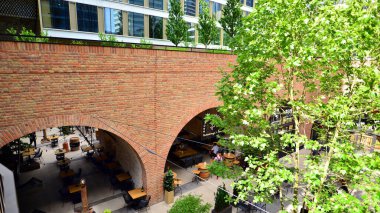 Varşova, Polonya. 18 Haziran 2022. Browary Warszawskie herkes için güzel ve dost canlısı bir yerdir. Burada konut binaları, ofis binaları ve şehir meydanları var. Şehrin yeni sembolü..