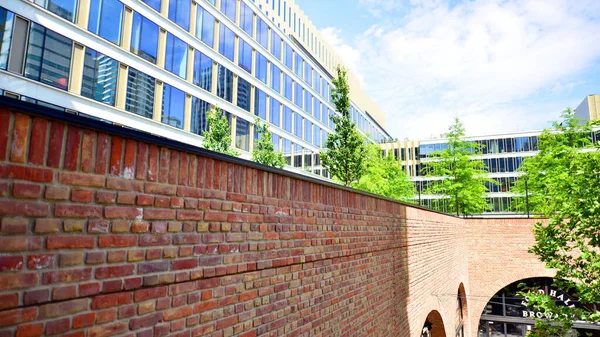 Varşova, Polonya. 18 Haziran 2022. Browary Warszawskie herkes için güzel ve dost canlısı bir yerdir. Burada konut binaları, ofis binaları ve şehir meydanları var. Şehrin yeni sembolü..