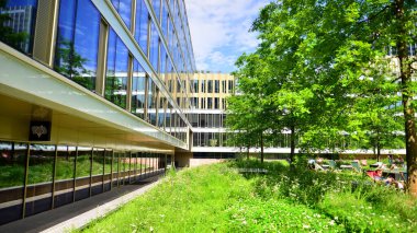 Varşova, Polonya. 18 Haziran 2022. Browary Warszawskie herkes için güzel ve dost canlısı bir yerdir. Burada konut binaları, ofis binaları ve şehir meydanları var. Şehrin yeni sembolü..