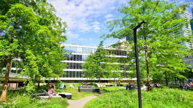 Varşova, Polonya. 18 Haziran 2022. Browary Warszawskie herkes için güzel ve dost canlısı bir yerdir. Burada konut binaları, ofis binaları ve şehir meydanları var. Şehrin yeni sembolü..