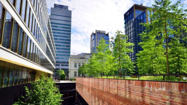 Varşova, Polonya. 18 Haziran 2022. Browary Warszawskie herkes için güzel ve dost canlısı bir yerdir. Burada konut binaları, ofis binaları ve şehir meydanları var. Şehrin yeni sembolü..