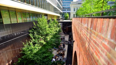 Varşova, Polonya. 18 Haziran 2022. Browary Warszawskie herkes için güzel ve dost canlısı bir yerdir. Burada konut binaları, ofis binaları ve şehir meydanları var. Şehrin yeni sembolü..