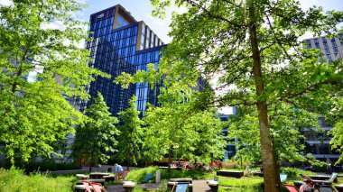 Varşova, Polonya. 18 Haziran 2022. Browary Warszawskie herkes için güzel ve dost canlısı bir yerdir. Burada konut binaları, ofis binaları ve şehir meydanları var. Şehrin yeni sembolü..