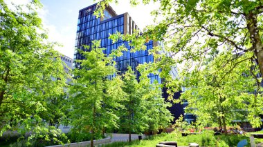 Varşova, Polonya. 18 Haziran 2022. Browary Warszawskie herkes için güzel ve dost canlısı bir yerdir. Burada konut binaları, ofis binaları ve şehir meydanları var. Şehrin yeni sembolü..