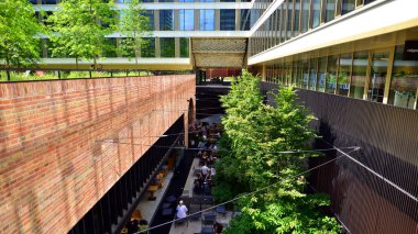 Varşova, Polonya. 18 Haziran 2022. Browary Warszawskie herkes için güzel ve dost canlısı bir yerdir. Burada konut binaları, ofis binaları ve şehir meydanları var. Şehrin yeni sembolü..