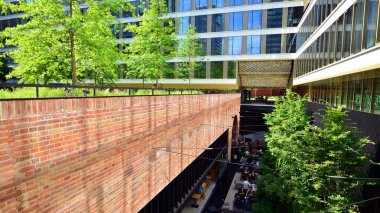 Varşova, Polonya. 18 Haziran 2022. Browary Warszawskie herkes için güzel ve dost canlısı bir yerdir. Burada konut binaları, ofis binaları ve şehir meydanları var. Şehrin yeni sembolü..