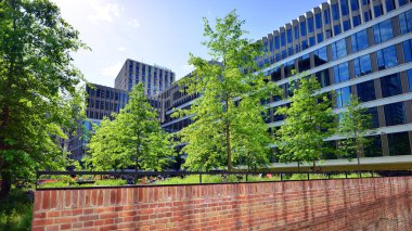 Varşova, Polonya. 18 Haziran 2022. Browary Warszawskie herkes için güzel ve dost canlısı bir yerdir. Burada konut binaları, ofis binaları ve şehir meydanları var. Şehrin yeni sembolü..