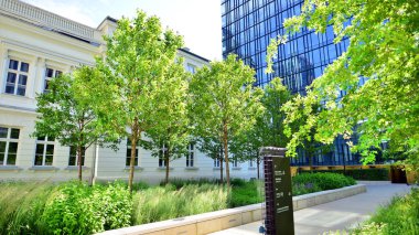 Varşova, Polonya. 18 Haziran 2022. Browary Warszawskie herkes için güzel ve dost canlısı bir yerdir. Burada konut binaları, ofis binaları ve şehir meydanları var. Şehrin yeni sembolü..