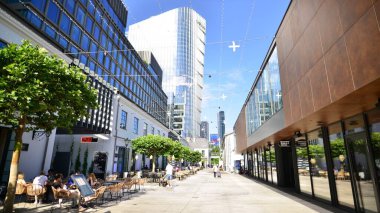 Varşova, Polonya. 18 Haziran 2022. Fabryka Norblina ofis merkezli yeni iş ve finans bölgesi Wola. Şehir, ofisleri, dükkanları, restoranları ve kafeleri olan kentin yeni bir bölümü..