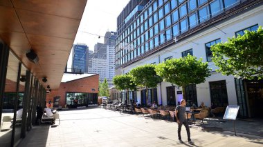 Varşova, Polonya. 18 Haziran 2022. Fabryka Norblina ofis merkezli yeni iş ve finans bölgesi Wola. Şehir, ofisleri, dükkanları, restoranları ve kafeleri olan kentin yeni bir bölümü..