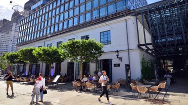 Varşova, Polonya. 18 Haziran 2022. Fabryka Norblina ofis merkezli yeni iş ve finans bölgesi Wola. Şehir, ofisleri, dükkanları, restoranları ve kafeleri olan kentin yeni bir bölümü..