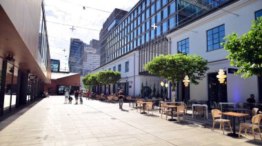 Varşova, Polonya. 18 Haziran 2022. Fabryka Norblina ofis merkezli yeni iş ve finans bölgesi Wola. Şehir, ofisleri, dükkanları, restoranları ve kafeleri olan kentin yeni bir bölümü..