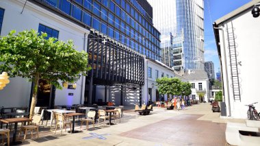 Varşova, Polonya. 18 Haziran 2022. Fabryka Norblina ofis merkezli yeni iş ve finans bölgesi Wola. Şehir, ofisleri, dükkanları, restoranları ve kafeleri olan kentin yeni bir bölümü..