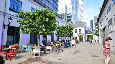 Varşova, Polonya. 18 Haziran 2022. Fabryka Norblina ofis merkezli yeni iş ve finans bölgesi Wola. Şehir, ofisleri, dükkanları, restoranları ve kafeleri olan kentin yeni bir bölümü..