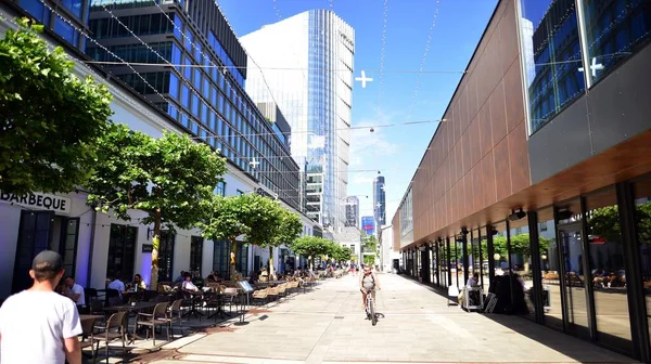 Varşova, Polonya. 18 Haziran 2022. Fabryka Norblina ofis merkezli yeni iş ve finans bölgesi Wola. Şehir, ofisleri, dükkanları, restoranları ve kafeleri olan kentin yeni bir bölümü..