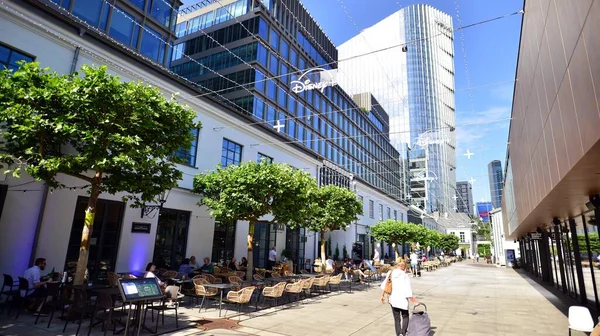 Varşova, Polonya. 18 Haziran 2022. Fabryka Norblina ofis merkezli yeni iş ve finans bölgesi Wola. Şehir, ofisleri, dükkanları, restoranları ve kafeleri olan kentin yeni bir bölümü..