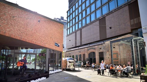 Varşova, Polonya. 18 Haziran 2022. Fabryka Norblina ofis merkezli yeni iş ve finans bölgesi Wola. Şehir, ofisleri, dükkanları, restoranları ve kafeleri olan kentin yeni bir bölümü..