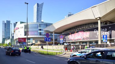 Varşova, Polonya. 18 Haziran 2022. Şehir merkezindeki cadde trafiğinin görüntüsü. 
