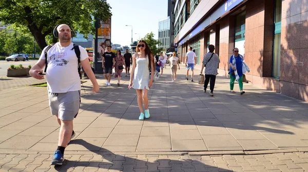 Varsóvia Polónia Junho 2022 Passear Pela Cidade Pedestres Caminhando Calçadas — Fotografia de Stock