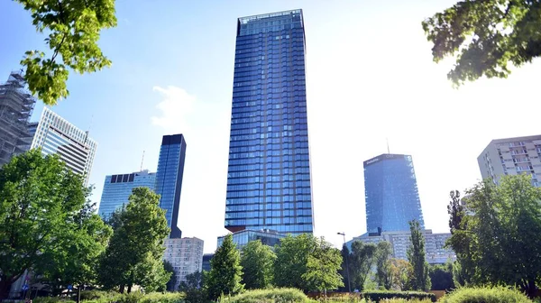 波兰华沙 2022年6月18日 城市景观与现代摩天大楼 从市中心的Grzybowski广场观看 — 图库照片