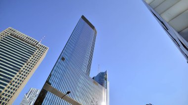 Varşova, Polonya. 18 Haziran 2022. Modern gökdelenleri olan şehir manzarası. Şehir merkezindeki Grzybowski Meydanı 'ndan görüntü. 