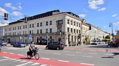 Varşova, Polonya. 23 Haziran 2022. Şehir merkezindeki cadde trafiğinin görüntüsü. 