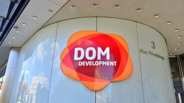 Varşova, Polonya. 23 Haziran 2022. Dom Development 'ı imzala. Şirket tabelaları Dom Geliştirme