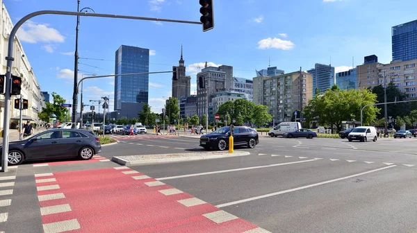 波兰华沙 2022年6月23日市中心街道上的道路交通景观 — 图库照片