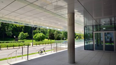 Çağdaş mimarinin soyut parçası, camdan ve somuttan yapılmış duvarlar. Ofis binası..