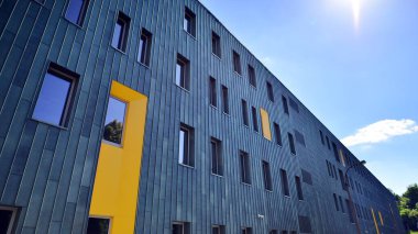 Modern şehir geometrisinin bir parçası. Çelik ve camdan yapılmış duvar ofis binası..