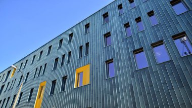 Modern şehir geometrisinin bir parçası. Çelik ve camdan yapılmış duvar ofis binası..