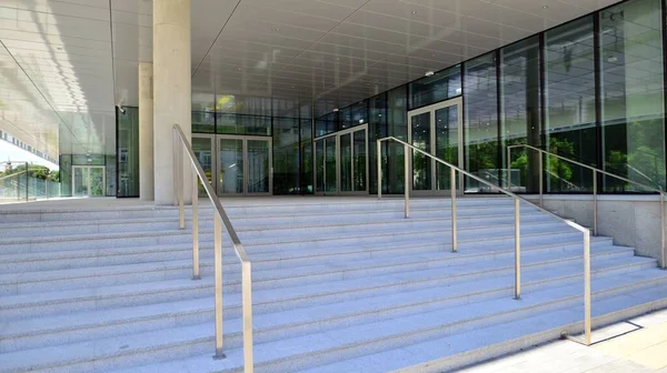 Blick Auf Betontreppen Die Einem Modernen Gläsernen Gebäude Führen — Stockfoto