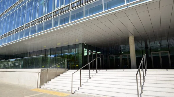 Vista Escaleras Hormigón Que Conducen Hacia Edificio Moderno Vidrio — Foto de Stock