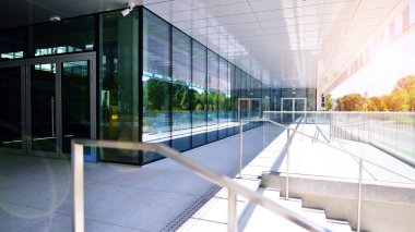Çağdaş mimarinin soyut bir parçası, camdan ve betondan yapılmış duvarlar. Ofis binası. Güneşli ve güneşli bir gün. Velvia grafik filtresi
