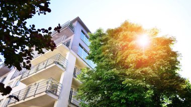 Düz binaları olan modern bir apartman dairesi. Yeni lüks ev ve kompleksin ayrıntıları. Velvia fotoğraf filtresi.